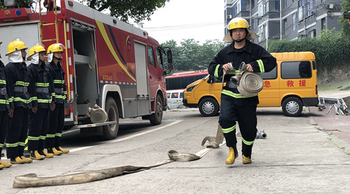 宜都園區(qū)蒲東亞榮獲“2018年度全省專職消防隊伍先進工作者”榮譽稱號(圖2) 宜都園區(qū)蒲東亞榮獲“2018年度全省專職消防隊伍先進工作者”榮譽稱號(圖2)