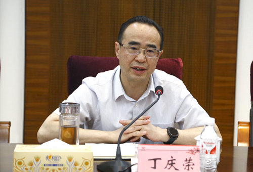 宜昌市經(jīng)信局局長(zhǎng)丁慶榮一行到宜化集團(tuán)調(diào)研(圖4) 宜昌市經(jīng)信局局長(zhǎng)丁慶榮一行到宜化集團(tuán)調(diào)研(圖4)