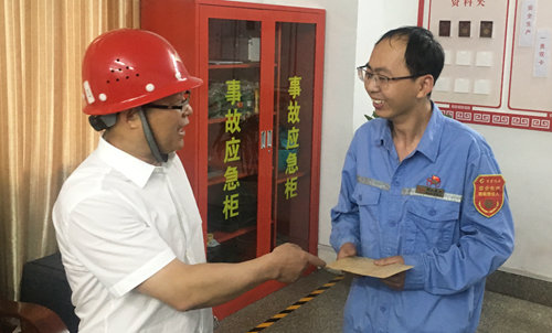 王大真到宜都園區(qū)、股份公司看望慰問(wèn)基層黨員(圖2)