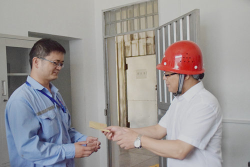 王大真到宜都園區(qū)、股份公司看望慰問(wèn)基層黨員(圖3)