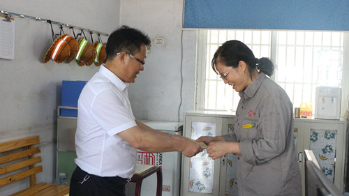 王大真到宜都園區(qū)、股份公司看望慰問(wèn)基層黨員(圖5)