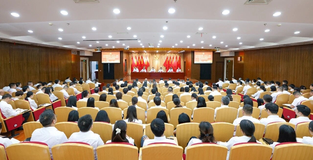 宜化集團(tuán)召開(kāi)黨委（擴(kuò)大）會(huì)議暨深入貫徹中央八項(xiàng)規(guī)定精神學(xué)習(xí)教育總結(jié)會(huì)